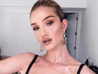 Ranná rutina podľa Rosie Huntington-Whiteley: Za 5 minút máte hotový dokonalý nude mejkap