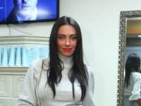 Magdaléna stavila na akcii na neutrálne odtiene sivej, doplnené o malé akcenty červenej