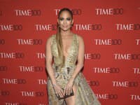 Speváčka Jennifer Lopez takticky zakryla rozparok kabelkou 
