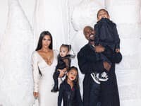 Kim Kardashian rozširuje svoju rodinu o štvrtého člena. Je za tým len túžba po veľkej rodine?