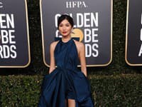 Herečka Gemma Chan vie, ako sa obliecť na červený koberec s poriadnou dávkou noblesy, vsadila na Valentino róbu