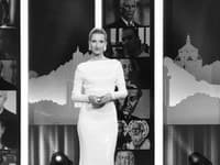 Moderátorka Adela Vinczeová v róbe od Michaely Ľuptákovej, styling Zuzana Kanisová