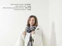 V prvom outfite zvolili pruhované nohavice, ktoré sú variabilné a dajú sa kombinovať aj s inými vzormi