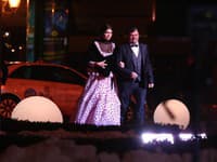 Riaditeľka Miss Slovensko Karolína Chomisteková v róbe Maison Valentino a v doprovode otca