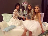 Módna návrhárka Jana PIštejová (vpravo) so svojou make-up artistkou Zuzanou Šutjakovou (vľavo) počas svojej prehliadky