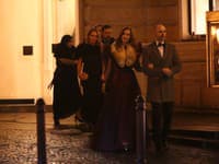 Bývalá Miss Eva Verešová, ktorá je známa svojim dokonalým vkusom opúšťala priestory SND takisto až po polnoci