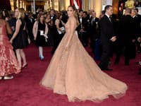 Známa americká speváčka Jennifer Lopez je verná šatám, ktoré vždy ukážu časť z jej pôsobivého dekoltu
