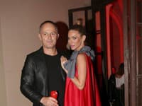 Všimnite si, ako ku každej róbe volí modelka Andrea Verešová účes, rovnako sa obmieňa a vždy príde s niečím novým