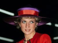 Červeno-fialovou farebnou kombináciou prejavila princezná Diana skutočne odvahu
