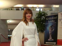 Moderátorka Jarmila Lajčáková-Hargašová zažiarila v jednoduchej nadčasovej róbe