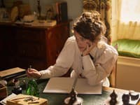 Colette sa prispôsobuje novému životu a zaraďuje sa do intelektuálneho, literárneho a umeleckého sveta svojho manžela, pričom vnútorne bojuje s prijatím jeho mimomanželských vzťahov
