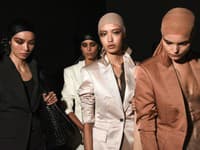 Tom Ford predstavil horúci trend v podobe šatiek na hlavu