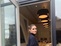 Ženy, ktoré preferujú pohodlie a neboja sa do svojho šatníka zakomponovať pánsky chic, môžu siahnuť po kostýme voľného strihu