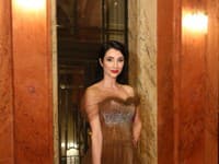Bývalá riaditeľka súťaže Miss Slovensko Lucia Hablovičová prišla na ples do Prahy spolu s módnym návrhárom Borisom Hanečkom
