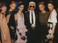 Modelka Denisa Dvořáková, v ružových šatách, a módny návrhár Karl Lagerfeld 
