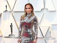 . O róbu sa J Lo postarala značka Tom Ford, tak isto ako aj o oblek jej partnera
