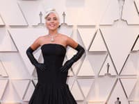 Speváčka a herečka Lady Gaga sa odela do čiernej róby, ktorá bola výtvorom módneho domu Alexandra McQueena