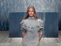 Isabel Marant predstavila niekoľko modelov pozostávajúcich práve z týchto trendov