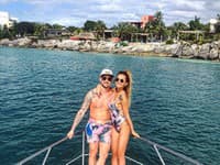 Tomáš Tatar a Veronika dokonale zladili svoj plavkový outfit, čo poviete?