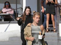 Hailey Baldwin skombinovala hneď niekoľko trendov ako bundu so širokými ramenami, saténové šaty v štýle spodnej bielizne a k nej sa nosia biele tenisky