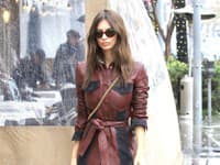 Emily Ratajkowski a jej dvojfarebná kombinácia bundičky