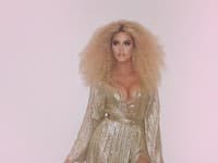 Koľko prstov na ľavej ruke Khloe Kardashian vidíte vy?