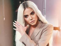Khloe a jej ľavá ruka. Opäť! Tentokrát ju prezradil dvojitý palec