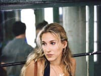 Carrie Bradshaw z kultového seriálu Sex v meste je zdrojom módnej inšpirácie aj dnes