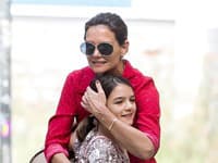 Z dcérky herečky Katie Holmes a herca Toma Cruisa, Suri, je dnes už veľká slečna, ktorá krásu zdedila po svojej mame