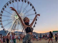 Influencerka Leonie pútala pozornosť nohavicami zvonového strihu
