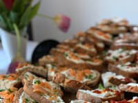 Názov brunch je vlastne slovná hračka, ktorá vznikla kombináciou dvoch anglických slov - breakfast (raňajky) a lunch (obed)