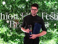 Víťaz Fashion Film Festivalu Bratislava Jakub Gulyás s cenou