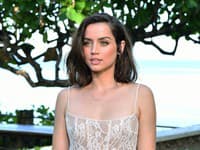 Novou Bond girl sa stala kubánsko-španielská herečka Ana de Armas 