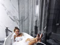 Influencerka Tatiana Žideková si posledné mesiace tehotenstva užíva a nezabúda na klasiku uvoľňujúci kúpeľ