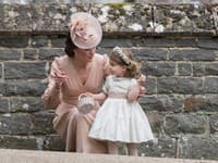 Kráľovnej Alžbete vyrastá pred očami verná kópia: Princezná Charlotte sa na ňu každým dňom podobá stále viac