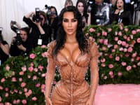 Kim Kardashian stavila na odvážne šaty Manfred Thierry Mugler