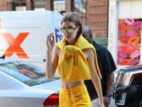 Modelka Gigi Hadid si môže dovoliť ukázať aj štíhle bruško