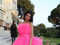 Topmodelka Kendall Jenner na gale amfAR v Cannes