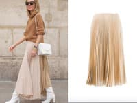 Plisovaná sukňa v béžovej farbe zhmotńuje dva silné trendy