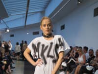 Speváčka Emma Drobná v modeli z kolekcie Fera Mikloška 