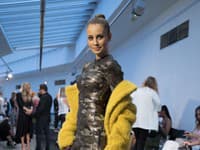 Speváčka Mária Čírová v modeli z dielne Fera Mikloška, pričom vždy príde s niečím originálnym