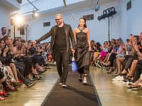 Návrhár zabodoval nesmrteľnou čierno-bielou kombináciou a trendy logomániou