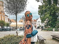 Tatiana nezabúda ani na doplnky ako okuliare, trendy gladiátorky či populárne ľadvinky