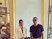 Spevák John Legend bol vždy fešák, no po tom, čo si vzal za manželku krásnu modelku Chrissy Teigen získali na popularite ešte viac