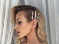 Vlasové sponky s perlovým efektom vo vzájomnej kombinácii zvolila i Miss Universe SR 2013, Jeanette Borhyová