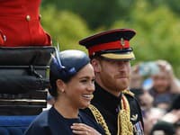 Na prstenníku ľavej ruky vojvodkyne Meghan sa leskol nový prsteň. Za čo ho dostala?