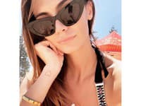 Módna návrhárka Klementína Tomrecaj siahla po slnečných okuliaroch v obľúbenom cat-eye štýle