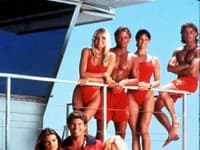 Spomínate si na kultový seriál Baywatch? Červené plavky hlásia comeback