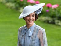 Sympatická Kate Middleton mnohokrát siahla po modeloch, ktoré pripomínali tie, čo nosila Audrey Hepburn