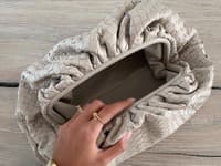 Verzia so vzorom v štýle “intrecciato weave”npriam kričí Bottega Veneta!